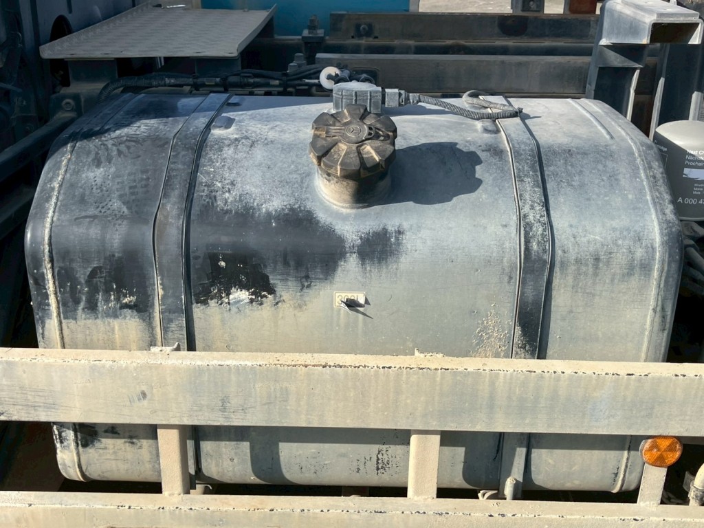 燃料タンクは300Lです。|三菱 スーパーグレート 2PG-FV70HYの写真38