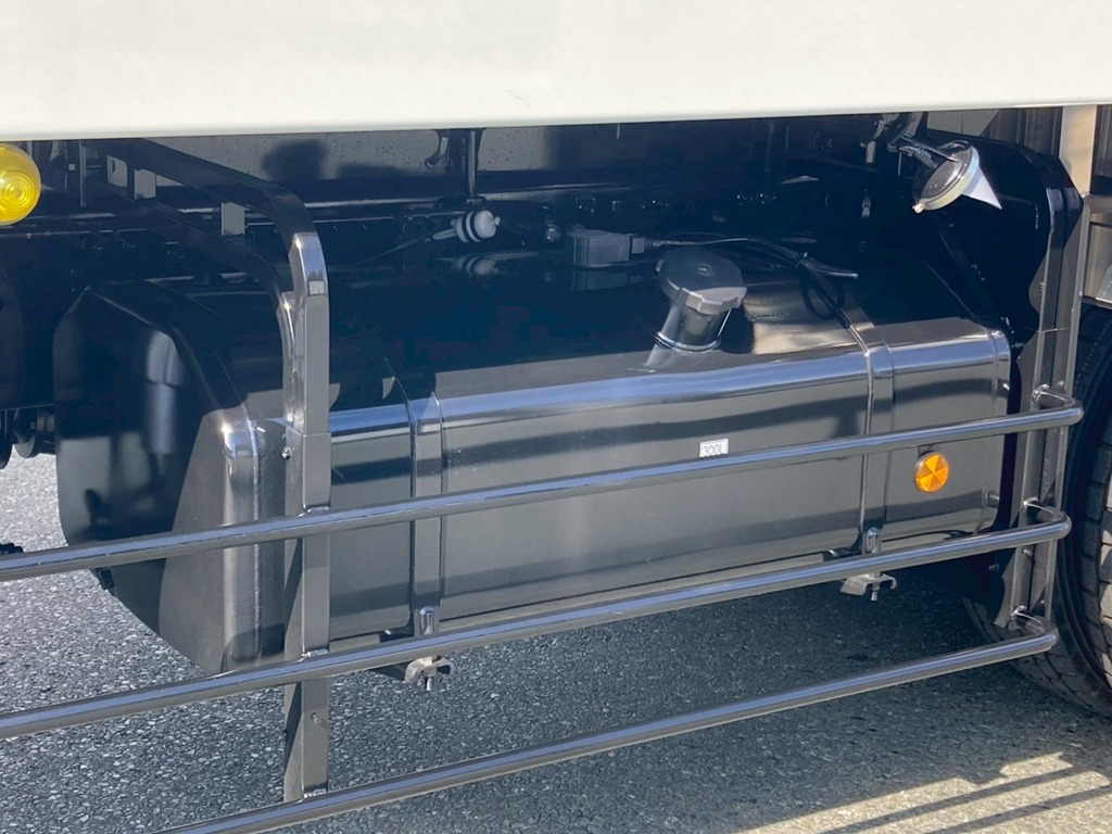 燃料タンクは300Lです。|三菱 スーパーグレート 2PG-FV80VZの写真18