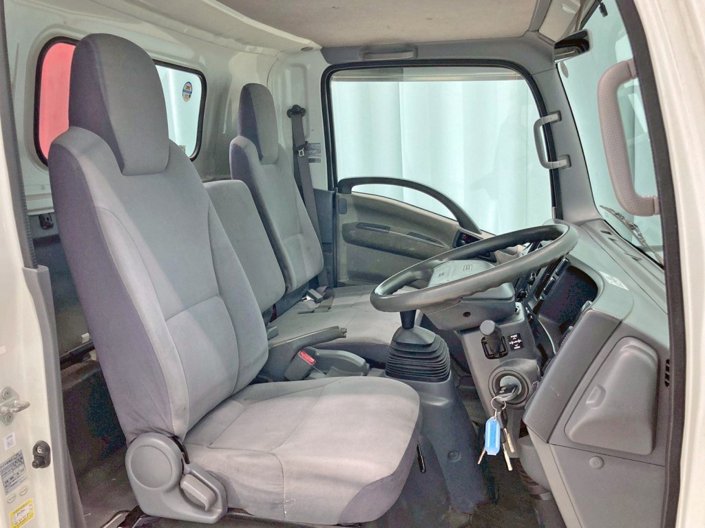 乗車定員は3名です。|いすゞ エルフ TKG-NPR85AR(2WD)の写真7