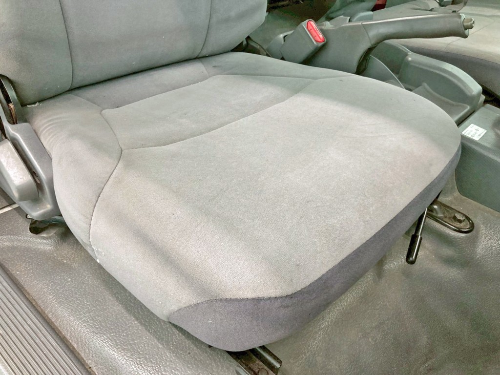 運転席座面にヘタリがあります。|いすゞ エルフ TKG-NPR85AR(2WD)の写真8