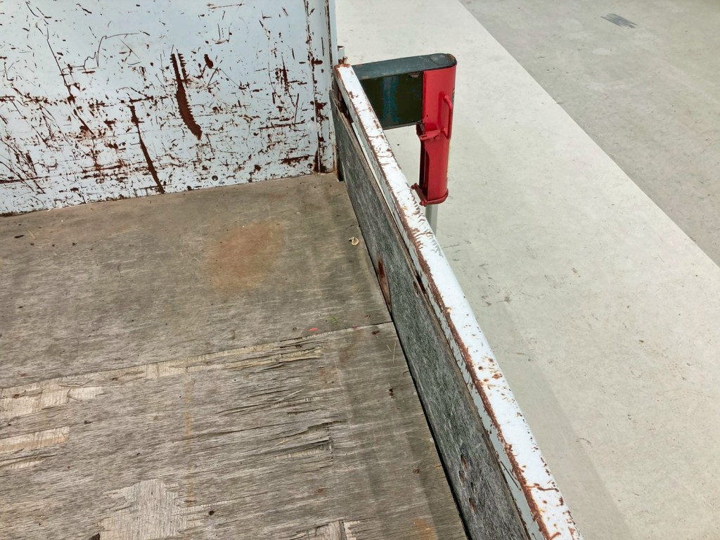 運転席側アオリ前方の内張りが外れています。|いすゞ エルフ TKG-NPR85AR(2WD)の写真13