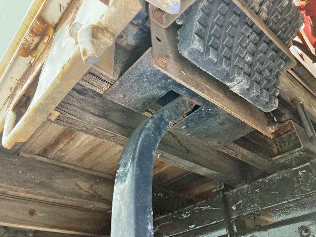 ボディー前方運転席側の横ネタに腐食・割れがあります。|いすゞ エルフ TKG-NPR85AR(2WD)の写真18