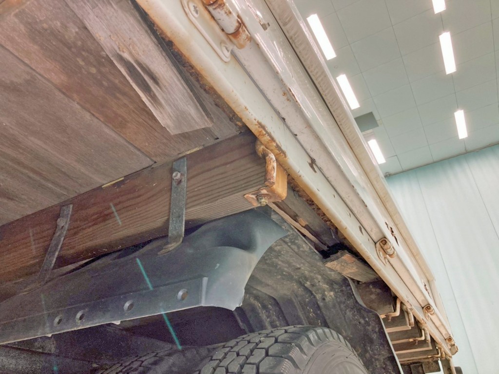 ボディー後方助手席側の床板に割れがあります。|いすゞ エルフ TKG-NPR85AR(2WD)の写真23