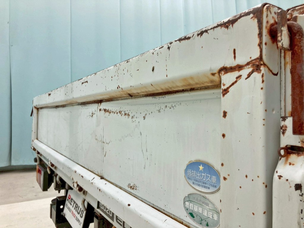 リヤアオリの中央鉄板が外れています。|いすゞ エルフ TKG-NPR85AR(2WD)の写真31