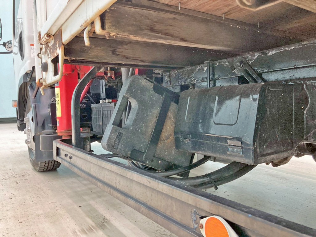 ボディー助手席側中央部に工具箱が付いています。|いすゞ エルフ TKG-NPR85AR(2WD)の写真32