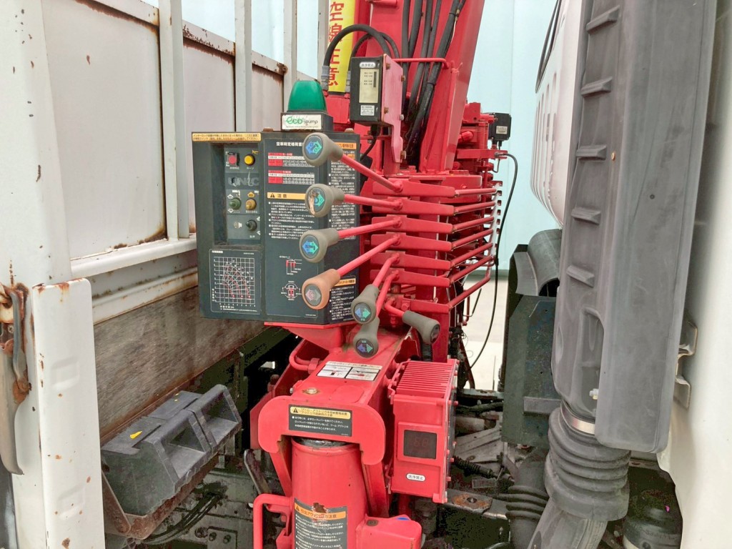 クレーンの操作レバーです。|いすゞ エルフ TKG-NPR85AR(2WD)の写真33