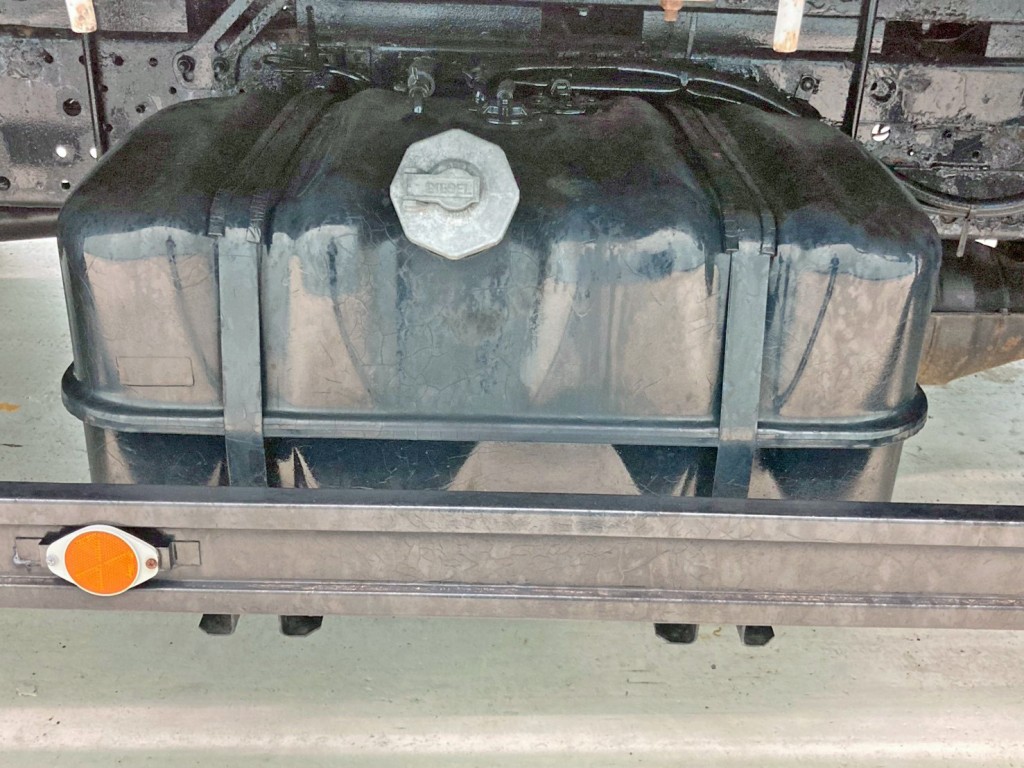 燃料タンクは90Lです。|いすゞ エルフ TKG-NPR85AR(2WD)の写真38