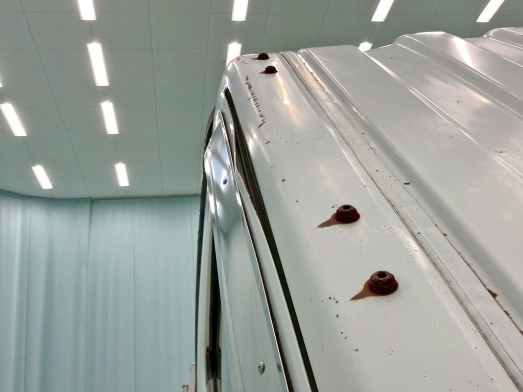 運転席ドア上部に曲がりがあります。|いすゞ エルフ TKG-NPR85AR(2WD)の写真43