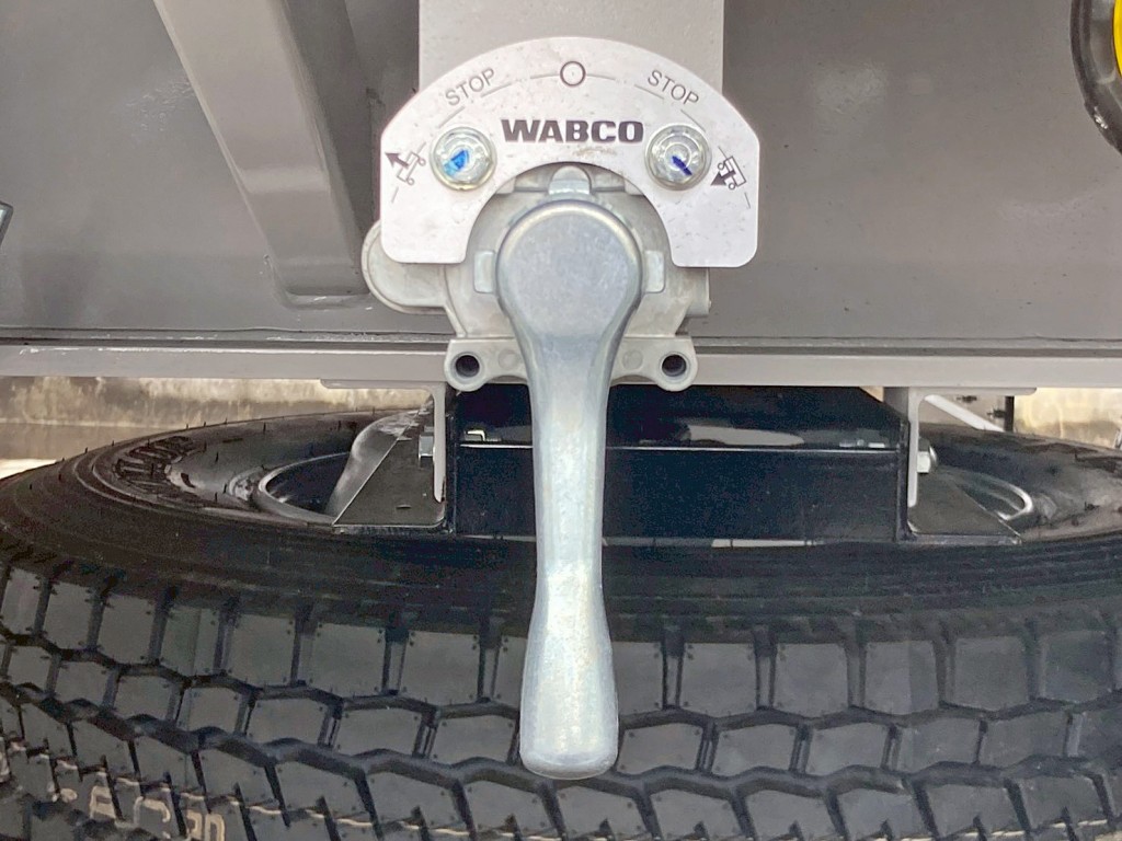 エアサスの昇降レバーです。|トレクス PFB34118の写真21