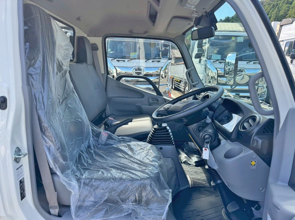 乗車定員は3名です。|日野 デュトロ 2KG-XZU600E(2WD)の写真7