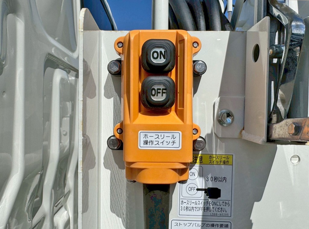 ホースリールの巻き取りスイッチです。|日野 デュトロ 2KG-XZU600E(2WD)の写真17