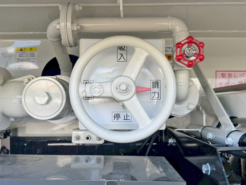 排出・重力・吸入の切り替えバルブです。|日野 デュトロ 2KG-XZU600E(2WD)の写真19