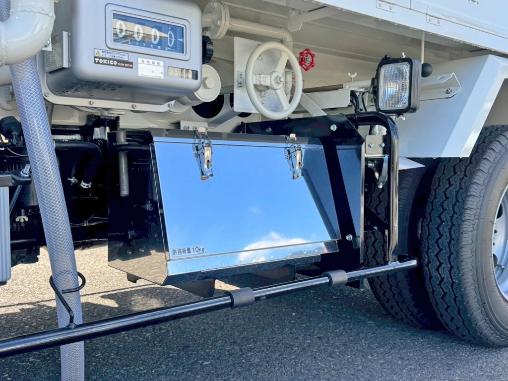 助手席側中央に、ステンレス製の工具箱が付いています。|日野 デュトロ 2KG-XZU600E(2WD)の写真21