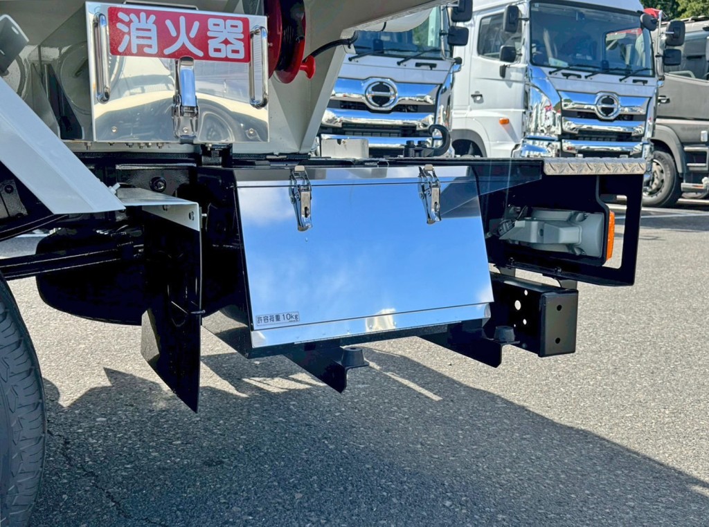 助手席側後方に、ステンレス製の工具箱が付いています。|日野 デュトロ 2KG-XZU600E(2WD)の写真22