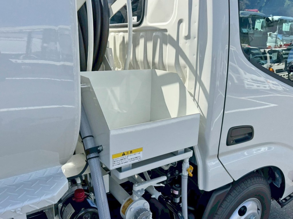 運転駅側前方に、物入れが付いています。|日野 デュトロ 2KG-XZU600E(2WD)の写真24