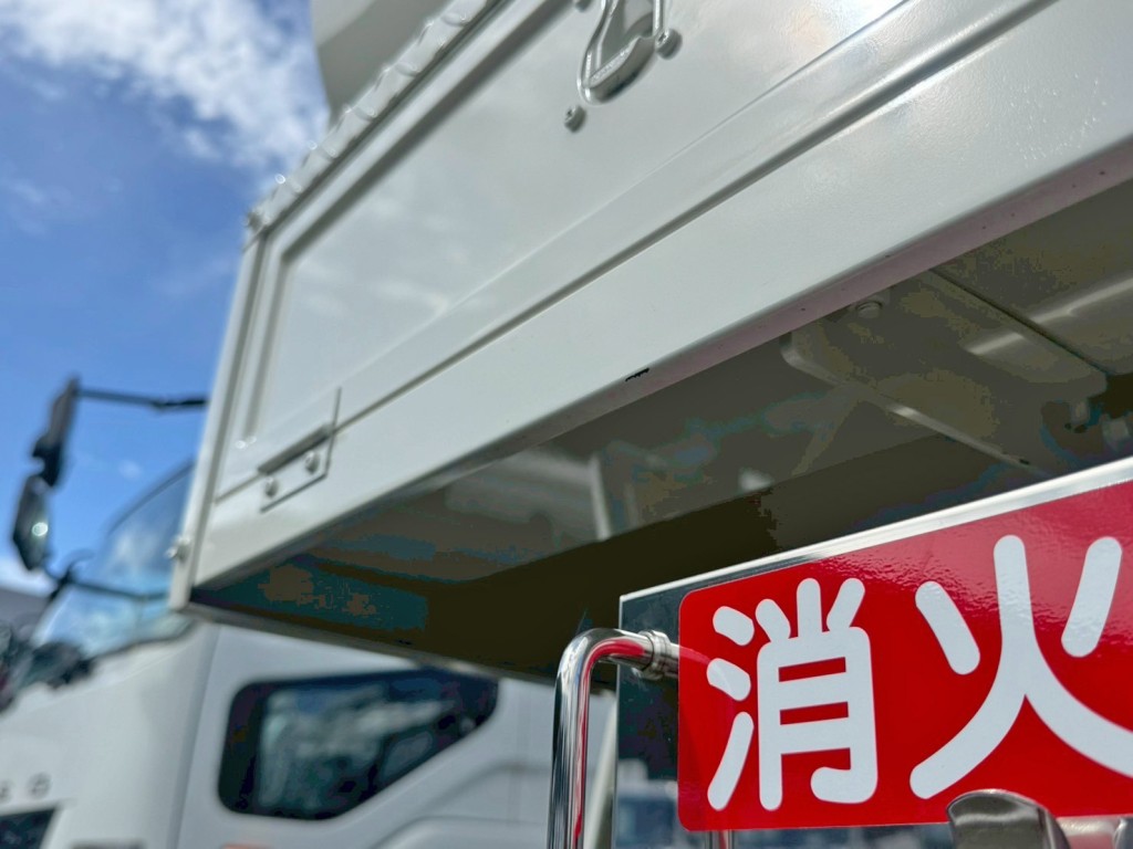 運転席側ホース入れ後方下部に、小キズがあります。|日野 デュトロ 2KG-XZU600E(2WD)の写真26