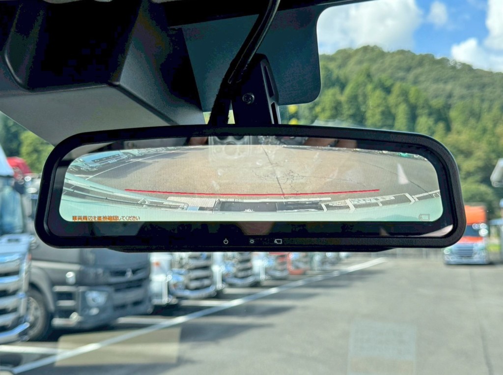 ルームミラーはバックモニターに切り替わります。|日野 デュトロ 2KG-XZU600E(2WD)の写真31