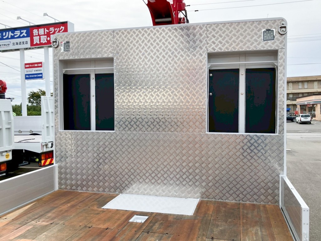 プロテクターの状態です。左右に収納スペースがあります。|日野 プロフィア 2DG-FW1AHCの写真12