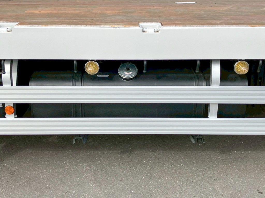 燃料タンクは300Lです。|日野 プロフィア 2DG-FW1AHCの写真19