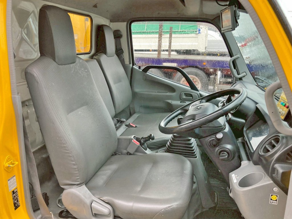 乗車定員は3名です。|トヨタ カゼット 2RG-XZU605A(2WD)の写真7