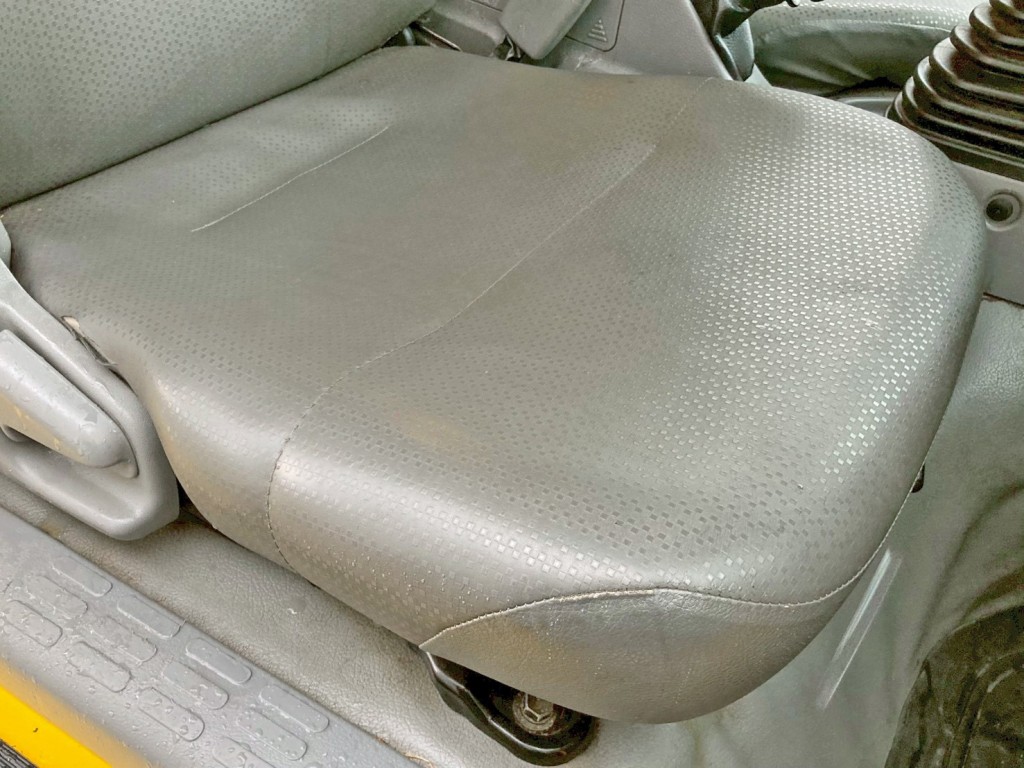 運転席座面にヘタリがあります。|トヨタ カゼット 2RG-XZU605A(2WD)の写真8