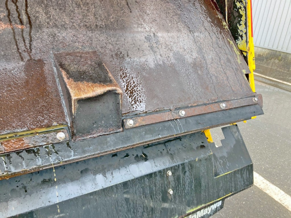 排出板下部にヘコミがあります。|トヨタ カゼット 2RG-XZU605A(2WD)の写真18