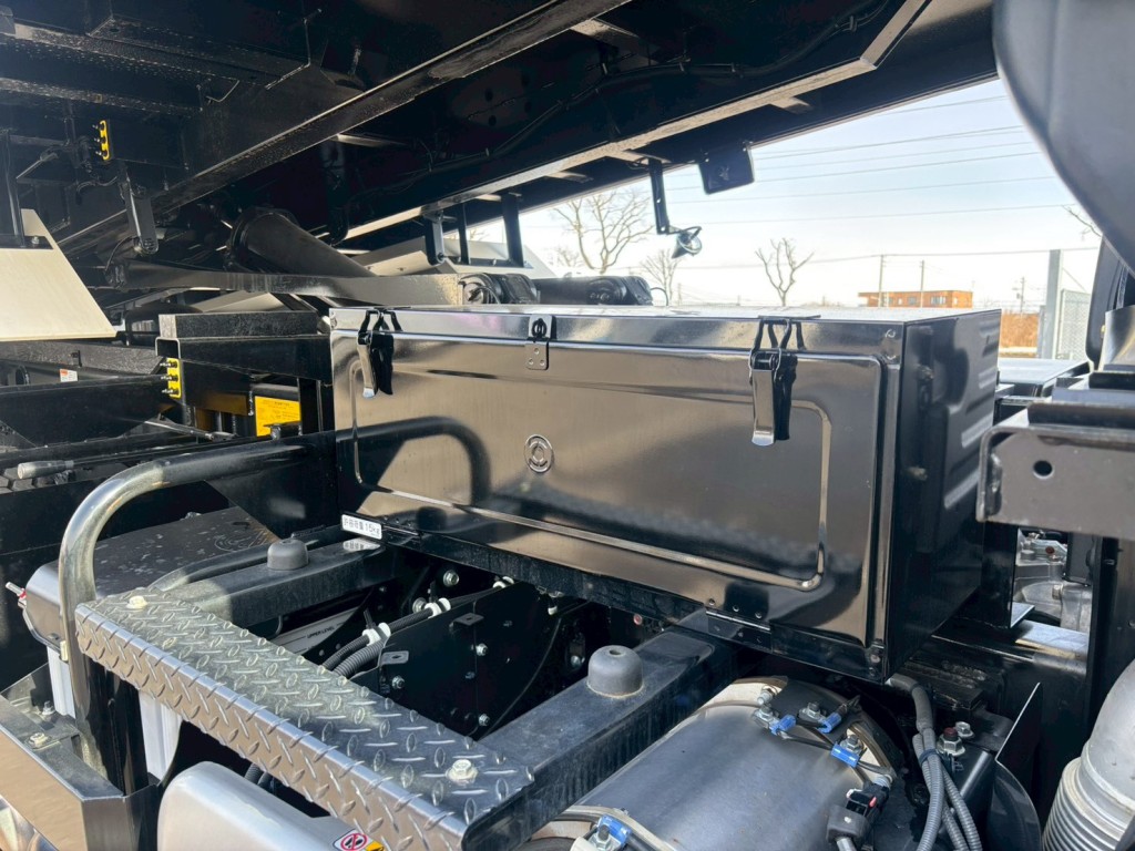 運転席側に工具箱が付いています。|日野 プロフィア 2DG-FS1AGEの写真29
