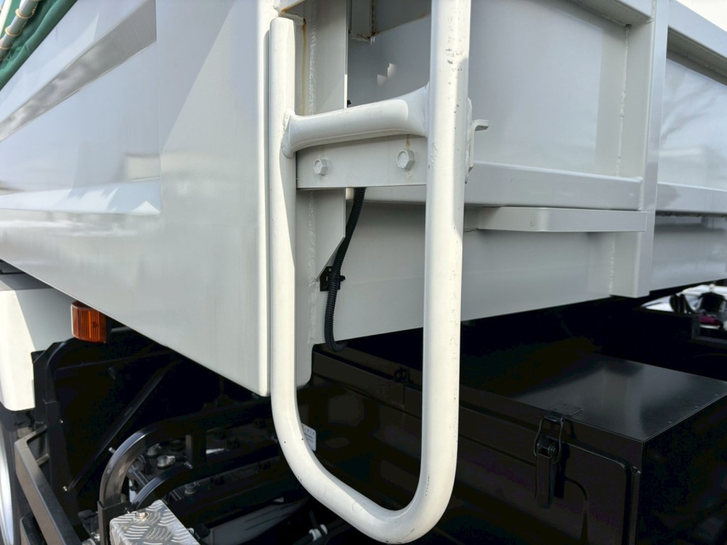 運転席側デッキハシゴに擦り傷あります。|日野 プロフィア 2DG-FS1AGEの写真20