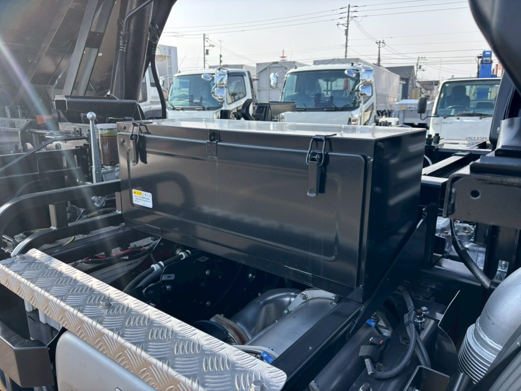 運転席側に工具箱が付いています。|日野 プロフィア 2DG-FS1AGEの写真23