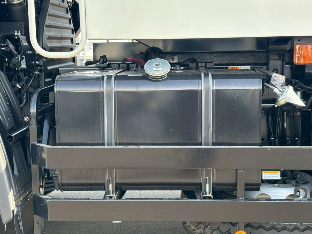 燃料タンクは300Lです。|日野 プロフィア 2DG-FS1AGEの写真26