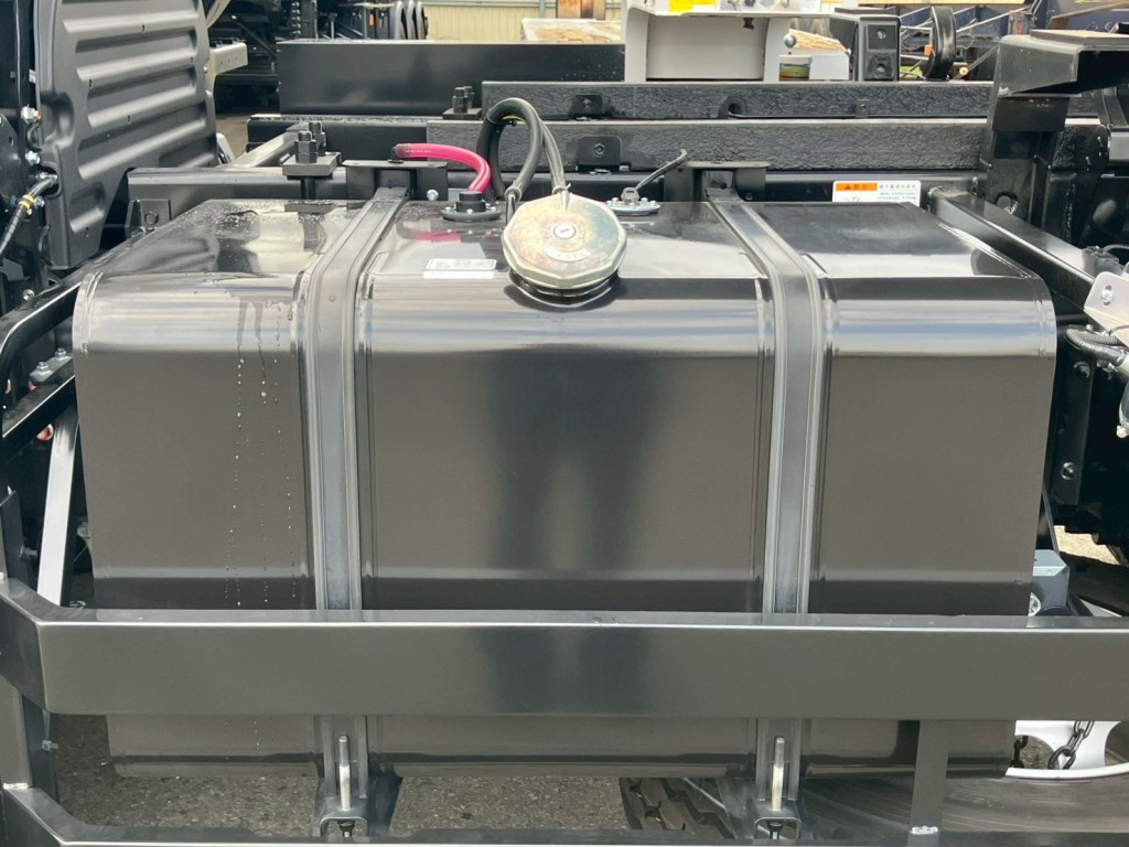 燃料タンクは300Lです。|日野 プロフィア 2DG-FS1AGEの写真14