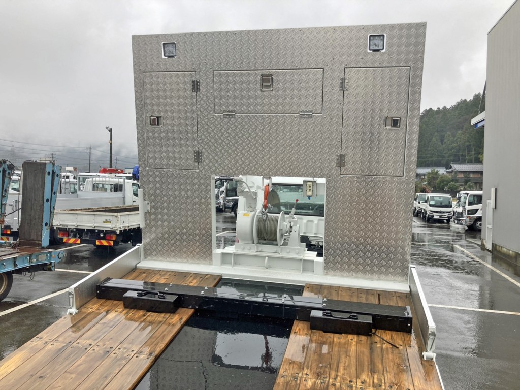 ウインチ付きです。(プロテクターに縞板アルミが張られています)|三菱 スーパーグレート 2PG-FS80VZの写真9