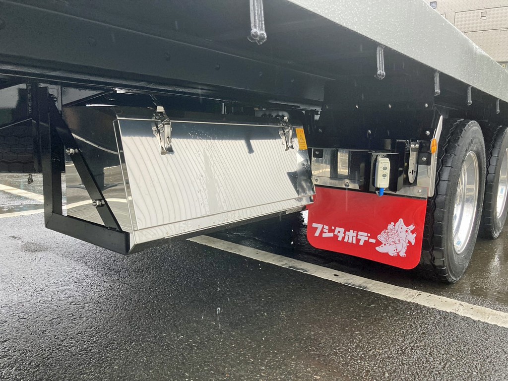 ボディー運転席側後方にステンレス製の工具箱が付いています。|三菱 スーパーグレート 2PG-FS80VZの写真16