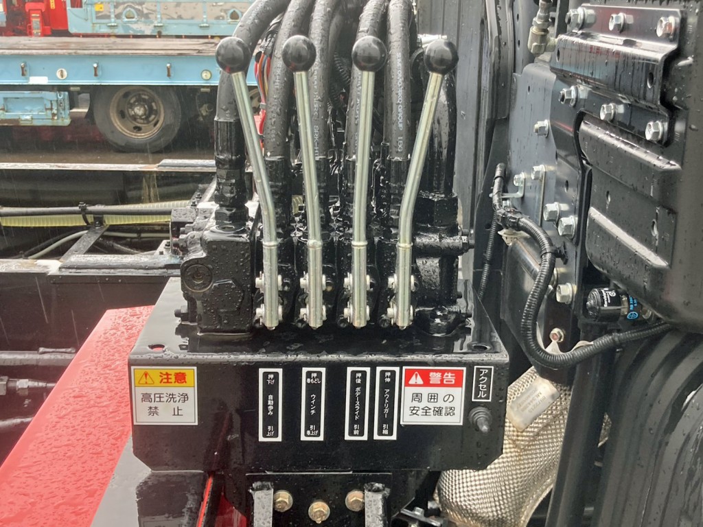 自動歩み・ウインチ・ボディースライド・アウトリガーの操作レバーです。|三菱 スーパーグレート 2PG-FS80VZの写真18