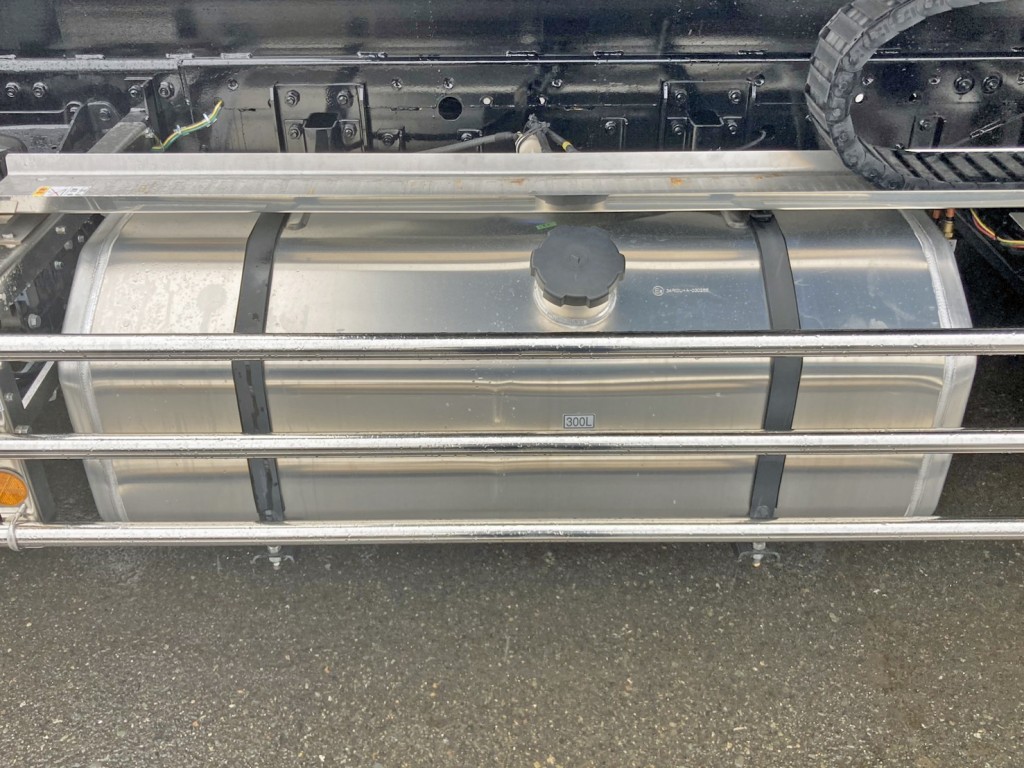 燃料タンクは300Lアルミ製です。|三菱 スーパーグレート 2PG-FS80VZの写真20