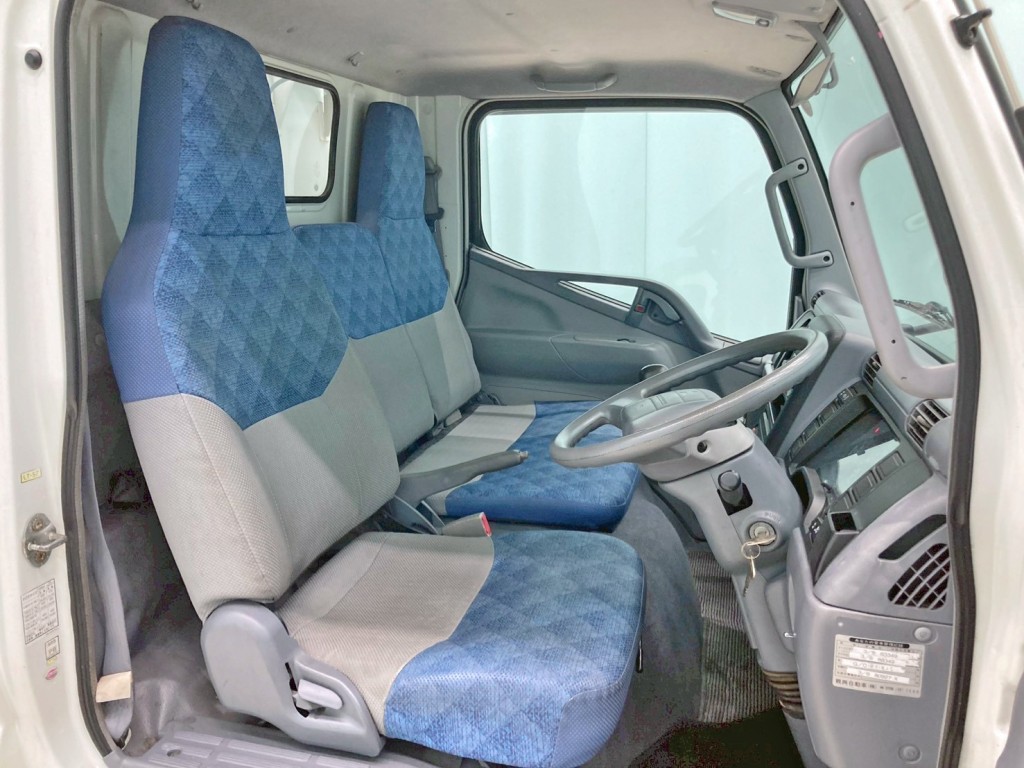 乗車定員は3名です。|三菱 キャンター PA-FE73DB(2WD)の写真7