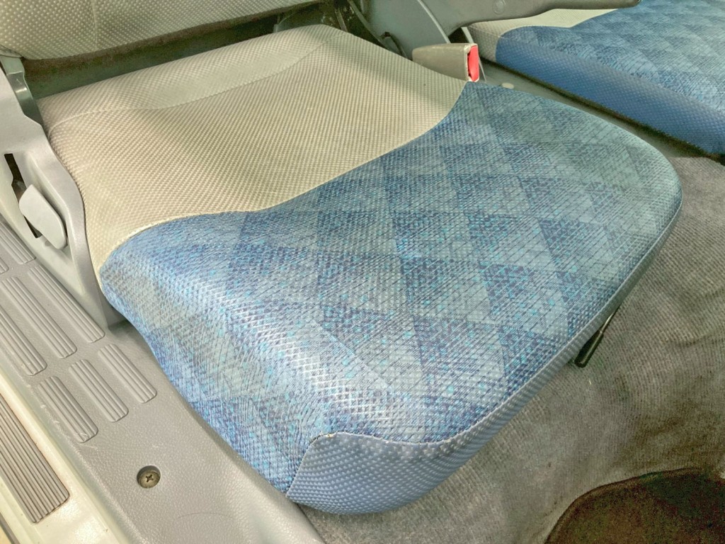 運転席座面にヘタリがあります。|三菱 キャンター PA-FE73DB(2WD)の写真8