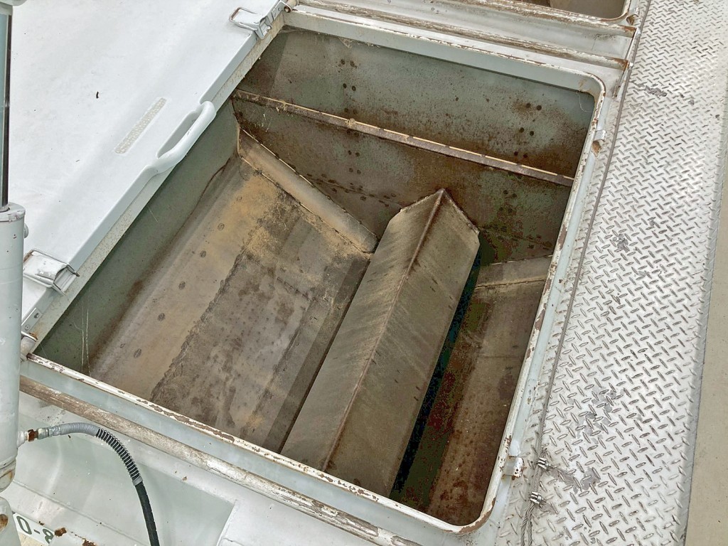 タンク内部の状態です。(後方)|三菱 キャンター PA-FE73DB(2WD)の写真13