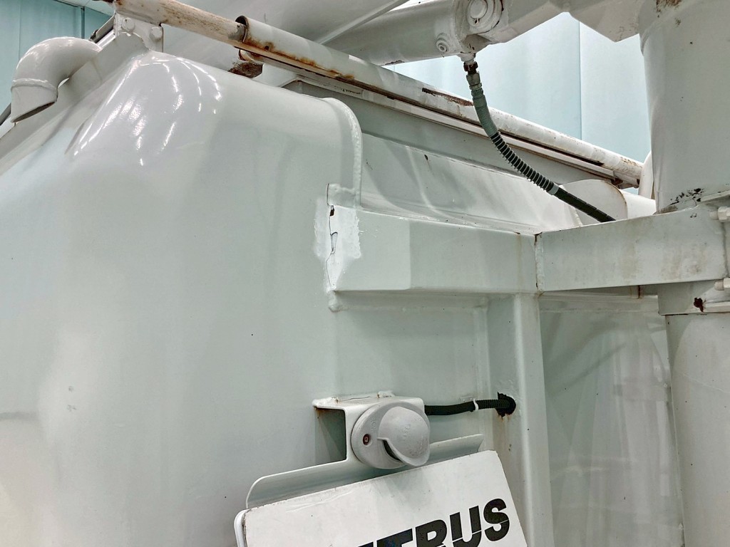 リヤ助手席側上部に亀裂・手塗り箇所があります。|三菱 キャンター PA-FE73DB(2WD)の写真15