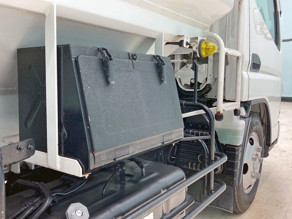 運転席側に工具箱が付いています。|三菱 キャンター PA-FE73DB(2WD)の写真25