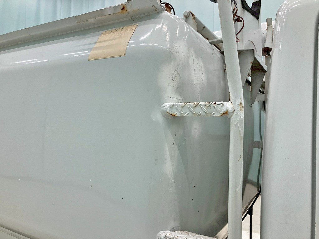 タンク運転席側前方に手塗り箇所があります。|三菱 キャンター PA-FE73DB(2WD)の写真26