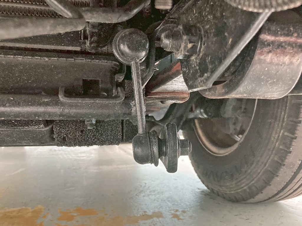 前方スタビライザーの助手席側ロッドの状態です。|三菱 キャンター PA-FE73DB(2WD)の写真27