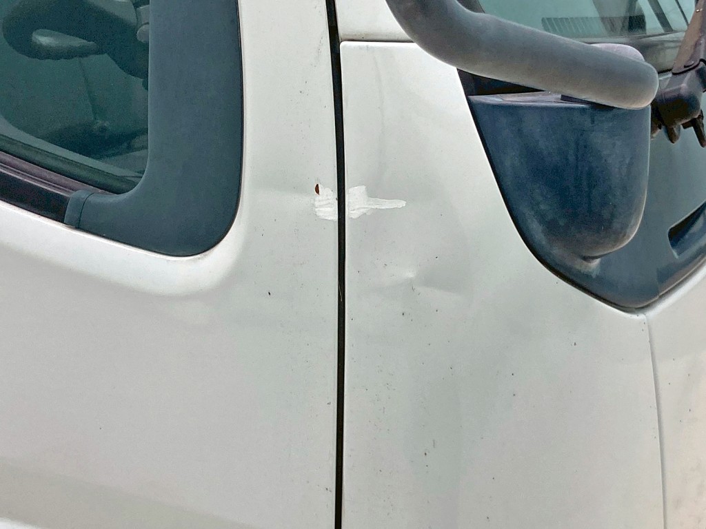 運転席側コーナーパネルにヘコミ・手塗り箇所があります。|三菱 キャンター PA-FE73DB(2WD)の写真31