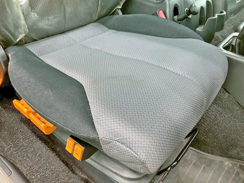 運転席座面にヘタリがあります。|日野 プロフィア QKG-FR1APBAの写真8