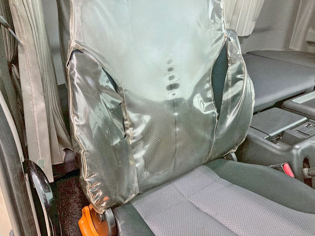 運転席背もたれカバーに破れがあります。|日野 プロフィア QKG-FR1APBAの写真9