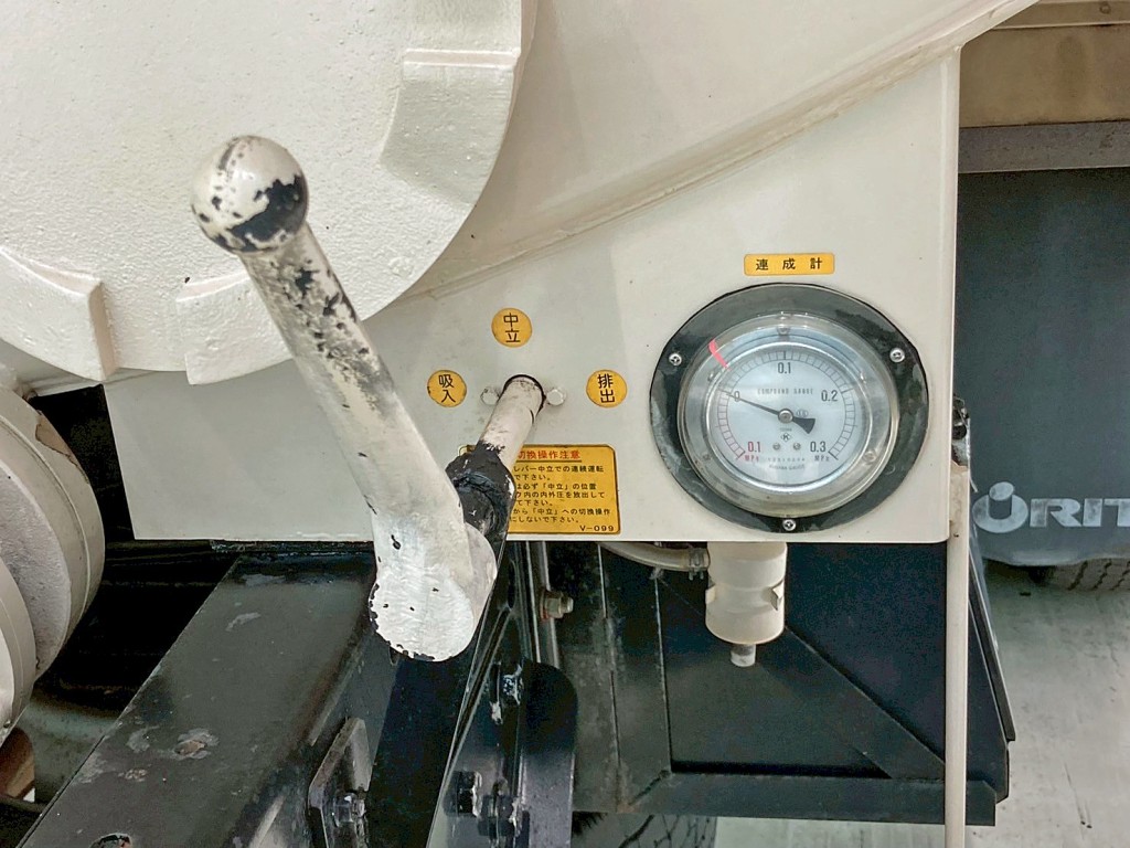 吸入・中立・排出の切り替えバルブと連成計です。|日野 プロフィア QKG-FR1APBAの写真17