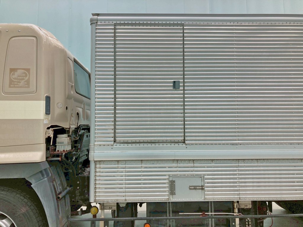 ボディー助手席側前方に片開き式のサイドドアが付いています。|日野 プロフィア QKG-FR1APBAの写真19