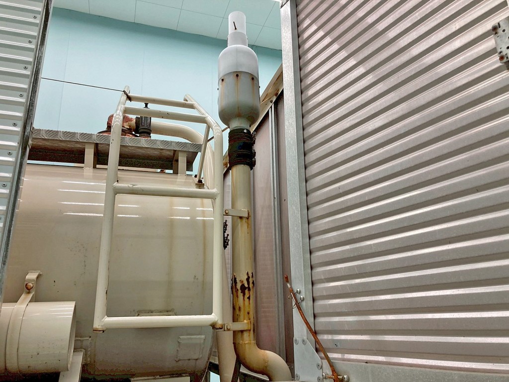 タンク運転席側前方の配管にサビがあります。|日野 プロフィア QKG-FR1APBAの写真27