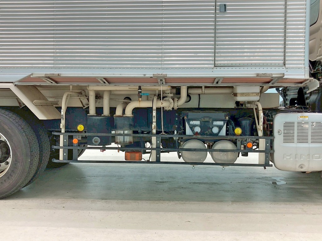 ボディー運転席側下部のカバーを開いた状態です。|日野 プロフィア QKG-FR1APBAの写真29