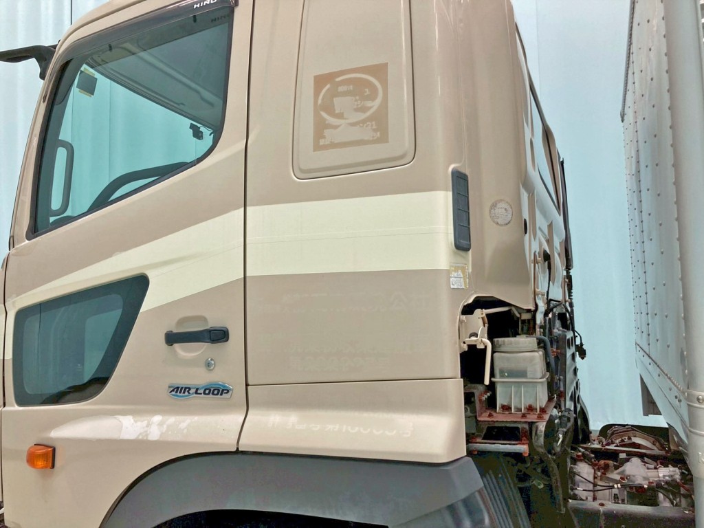 助手席側クォーターパネルにシールはがし跡があります。|日野 プロフィア QKG-FR1APBAの写真31